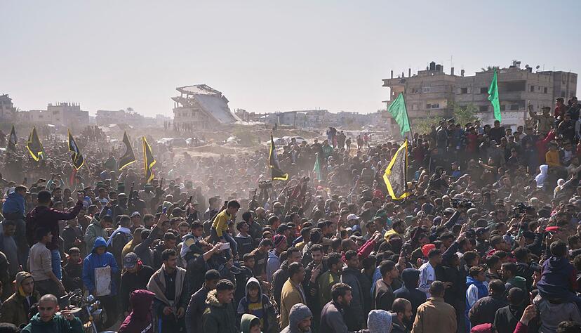 Menschenmenge umringt Autos bei &Uuml;bergabe von Geiseln in Gaza.