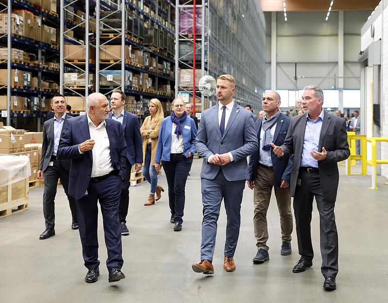 Die Gäste besichtigen neben der neuen Lagerhalle auch eine schon bestehende Hall direkt nebenan.