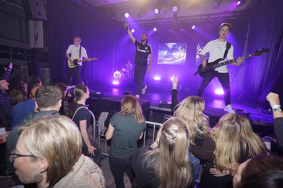 Neun Bands rockten sieben Locations und sorgten für ausgelassene Stimmung. Neun Bands rockten sieben Locations und sorgten für ausgelassene Stimmung.