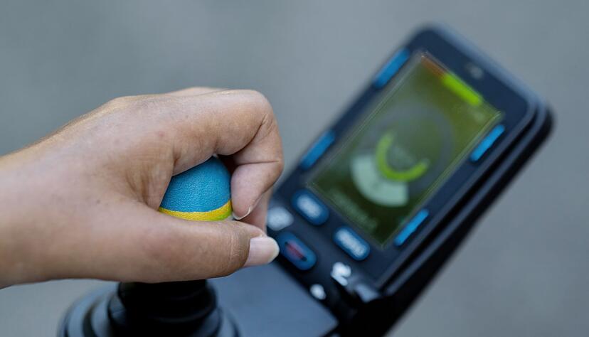 Einige Patientinnen wie Gabriele Engel k&ouml;nnen mit einer Hand ihren Rollstuhl bedienen andere k&ouml;nnen noch mehr.