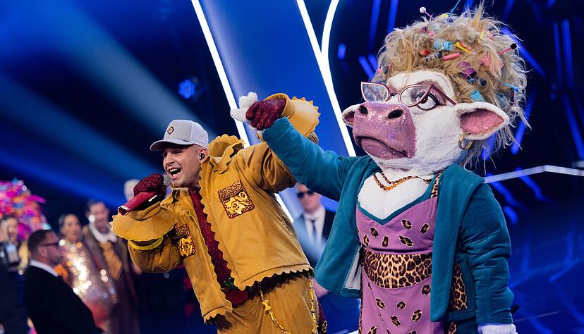 Die beiden Finalisten: Zweitplatzierter Pietro Lombardi und die noch maskierte Kuh. Die beiden Finalisten: Zweitplatzierter Pietro Lombardi und die noch maskierte Kuh.