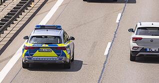 Was steckt dahinter, wenn die Polizei "Schlangenlinien" auf der Autobahn fährt? Was steckt dahinter, wenn die Polizei "Schlangenlinien" auf der Autobahn fährt?