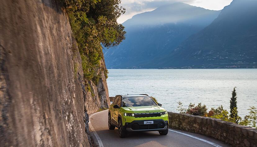 Die Einsamkeit des Langstreckenl&auml;ufers? Muss nicht sein. Denn neben einer Normreichweite von aktuell 500 Kilometern im elektrischen Compass gibt es genug Platz f&uuml;r Kind und Kegel.