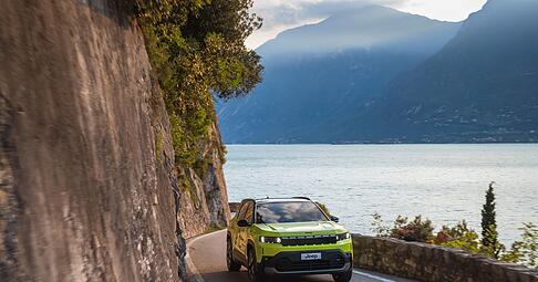 Die Einsamkeit des Langstreckenl&auml;ufers? Muss nicht sein. Denn neben einer Normreichweite von aktuell 500 Kilometern im elektrischen Compass gibt es genug Platz f&uuml;r Kind und Kegel.