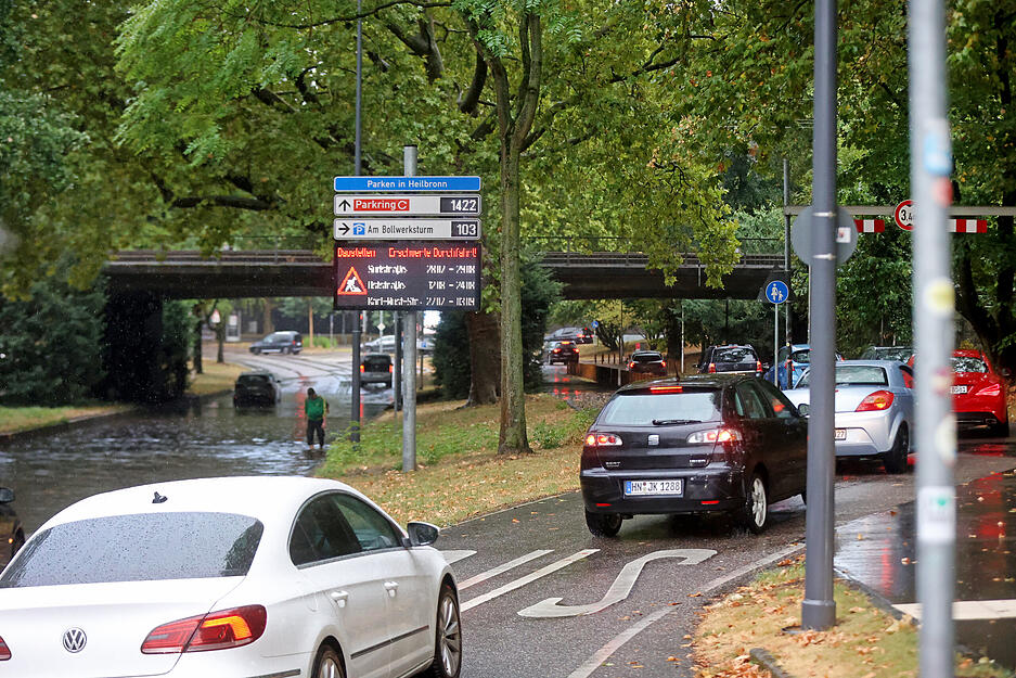 Hochwasser nach Starkregen an der B39 am Parkhaus Bollwerksturm Heilbronn Hochwasser nach Starkregen an der B39 am Parkhaus Bollwerksturm Heilbronn