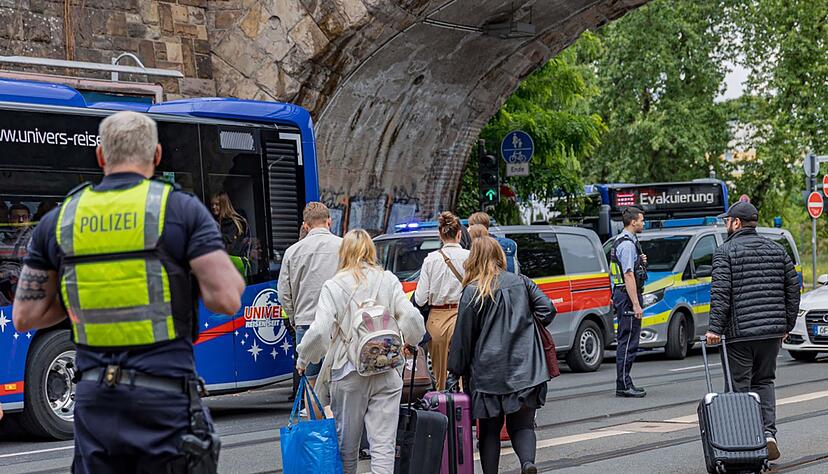 Erst nach vielen Stunden konnten Fahrgäste eines liegengebliebenen ICEs in Köln den Zug verlassen. Erst nach vielen Stunden konnten Fahrgäste eines liegengebliebenen ICEs in Köln den Zug verlassen.