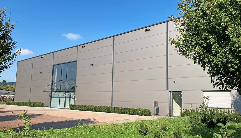 Diese leer stehende Halle im Gewerbegebiet &bdquo;Steg&ldquo; geh&ouml;rt inzwischen der Gemeinde. Sie wird zum Feuerwehrhaus umgebaut.