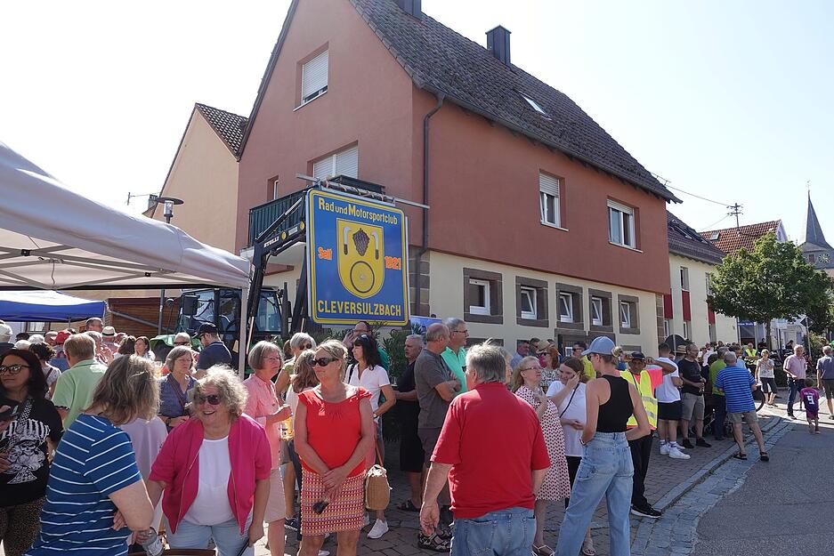 Zuschauer in Cleversulzbach warten auf den Tross. Zuschauer in Cleversulzbach warten auf den Tross.