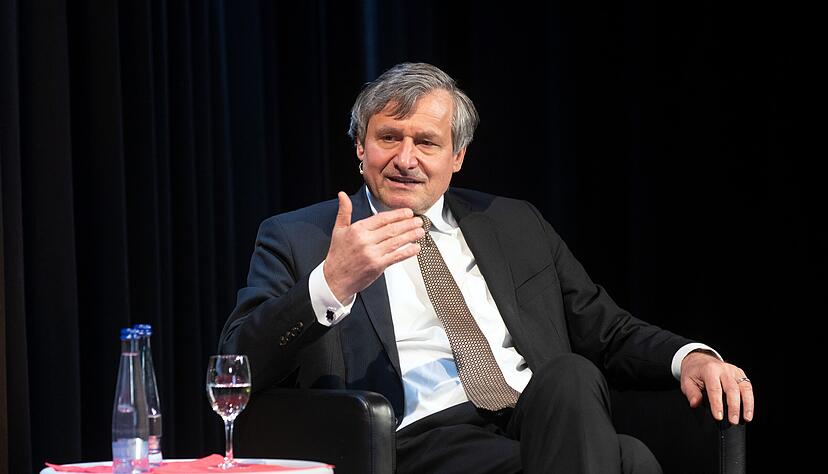Trotz Corona-Frisur dürfe seine Frau nicht mit der Schere ran, scherzt Hans-Ulrich Rülke. Gleich am 1. März habe er einen Friseurtermin. Foto: Andreas Veigel