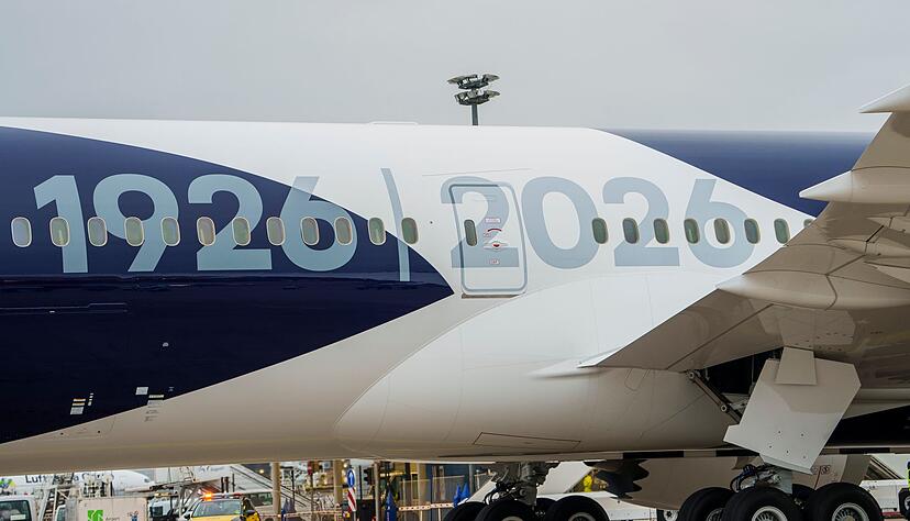 Die Boeing 787 mit &laquo;100 Jahre Kranich&raquo;-Sonderlackierung tr&auml;gt die Jahreszahlen 1926 / 2026 auf der Seite.