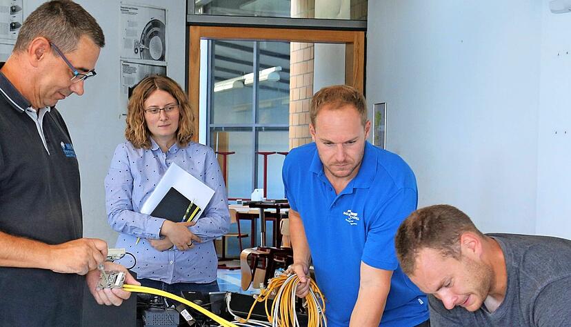 Beim Umbau im EDV-Raum gab es für (von links) Obermonteur Dirk Söldner, Judith Kowak vom städtischen Gebäude- und Immobilienmanagement, Hausmeister Nils Stahl und Elektriker Marco Geiger viel zu tun.
Foto: Ute Plückthun