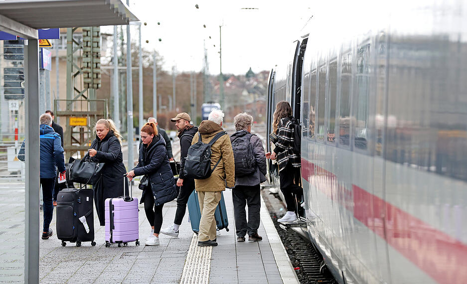 Begeisterung am Bahnsteig: ICE hält wieder in Heilbronn