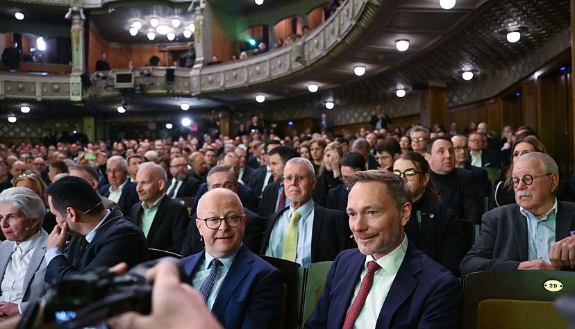 Beim Dreikönigstreffen der FDP im Opernhaus hat sich Christian Lindner (links) zu den Bauernprotesten geäußert und sich direkt an die Landwirte gewandt. Beim Dreikönigstreffen der FDP im Opernhaus hat sich Christian Lindner (links) zu den Bauernprotesten geäußert und sich direkt an die Landwirte gewandt.