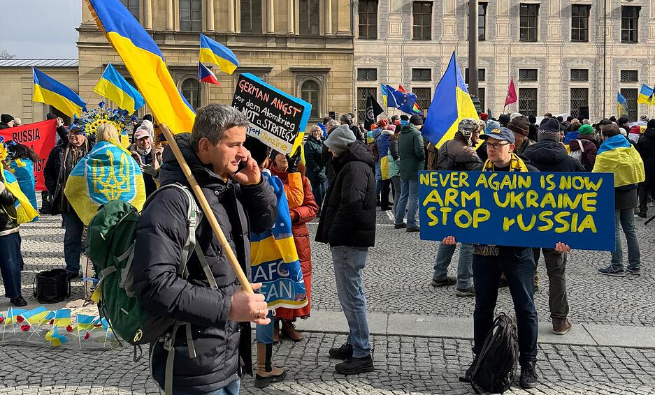 Während der Münchner Sicherheitskonferenz demonstrieren eine ganze Reihe angemeldeter Teilnehmer in unmittelbarer Nachbarschaft. Eine Sprecherin der Stadt München sagt unserer Redaktion, noch nie habe es so viele angemeldete Demonstrationen gegeben wie in diesem Jahr. Während der Münchner Sicherheitskonferenz demonstrieren eine ganze Reihe angemeldeter Teilnehmer in unmittelbarer Nachbarschaft. Eine Sprecherin der Stadt München sagt unserer Redaktion, noch nie habe es so viele angemeldete Demonstrationen gegeben wie in diesem Jahr.
