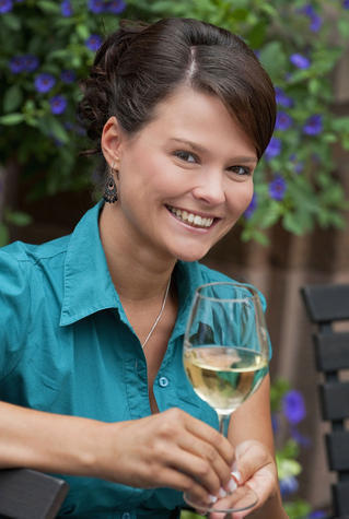 Marleen Herr, SachsenMarleen Herr (23) aus Weinb&ouml;hla arbeitet beim Tourismusverband S&auml;chsisches Elbland als Projektkoordinatorin "300 Jahre Porzellan-Manufaktur Mei&szlig;en". Ihre Liebe zum Wein wurde stark durch die Weinkultur ihrer Eltern gepr&auml;gt, deren Haus mitten in einem Weingarten steht, der als gemeinsames Hobby der Familie gepflegt wird.