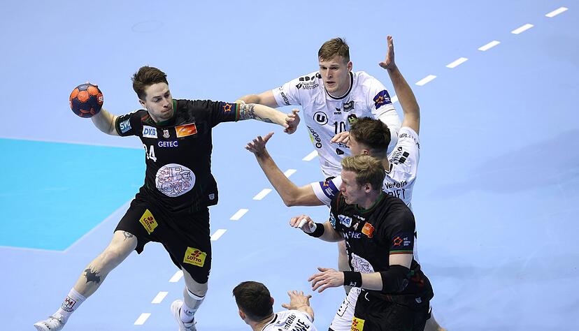 Erzielte f&uuml;r den SC Magdeburg gegen HBC Nantes zw&ouml;lf Tore: Michael Damgaard (l) wirft den Ball.