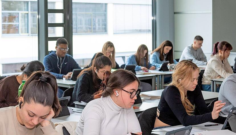 90 Minuten lang lösen die Schülerinnen und Schüler Matheaufgaben. Bei Fragen hilft die KI. 90 Minuten lang lösen die Schülerinnen und Schüler Matheaufgaben. Bei Fragen hilft die KI.