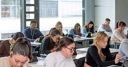 90 Minuten lang lösen die Schülerinnen und Schüler Matheaufgaben. Bei Fragen hilft die KI. 90 Minuten lang lösen die Schülerinnen und Schüler Matheaufgaben. Bei Fragen hilft die KI.