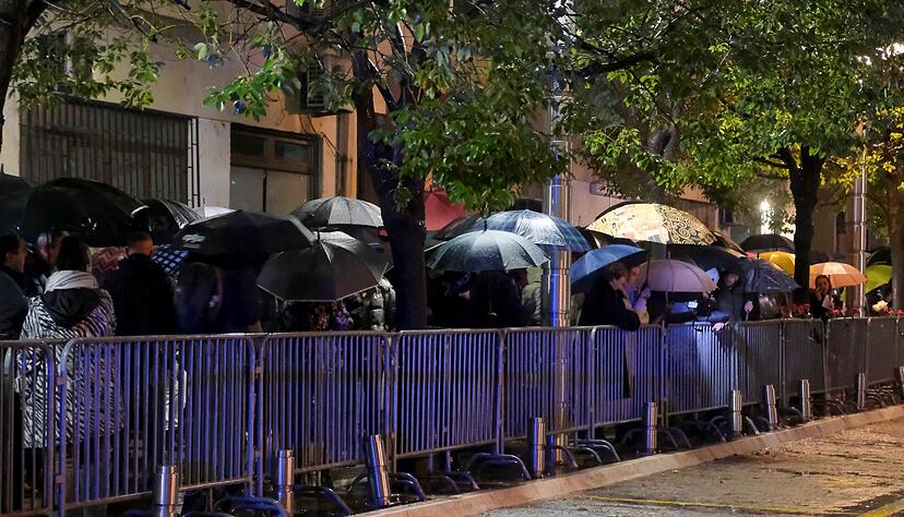 Trotz strömenden Regens demonstrierten hunderte aufgebrachte Montenegriner für ein strengeres Vorgehen gegen potenziell gefährliche Waffenbesitzer. Trotz strömenden Regens demonstrierten hunderte aufgebrachte Montenegriner für ein strengeres Vorgehen gegen potenziell gefährliche Waffenbesitzer.