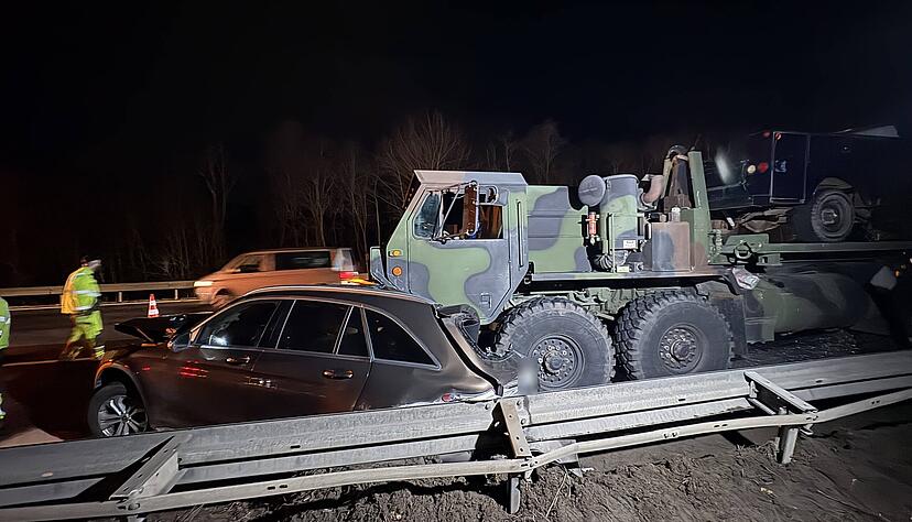 Militärfahrzeug der USA verunfallt auf A81. Militärfahrzeug der USA verunfallt auf A81.