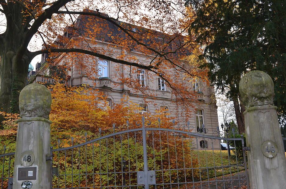 An der Bismarckstraße 48 in Heilbronn steht die Villa Teuffel, ein neobarockes Baudenkmal aus den Jahren 1901/02. Errichtet wurde sie von den Architekten Ernst Walter und Karl Luckscheiter für den Bankier Emil Teuffel. An der Bismarckstraße 48 in Heilbronn steht die Villa Teuffel, ein neobarockes Baudenkmal aus den Jahren 1901/02. Errichtet wurde sie von den Architekten Ernst Walter und Karl Luckscheiter für den Bankier Emil Teuffel.