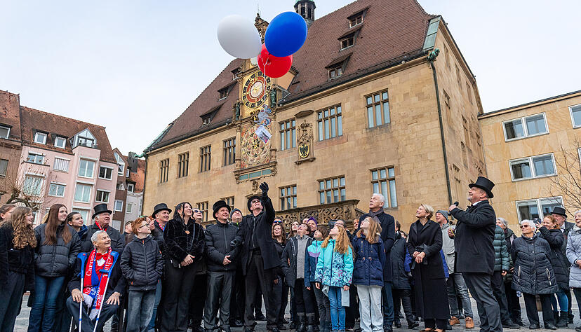 Die Carneval-Gesellschaft Heilbronn (CGH) hat auf dem Marktplatz ihren &bdquo;Gigger&ldquo; in die n&auml;rrische Pause verabschiedet.