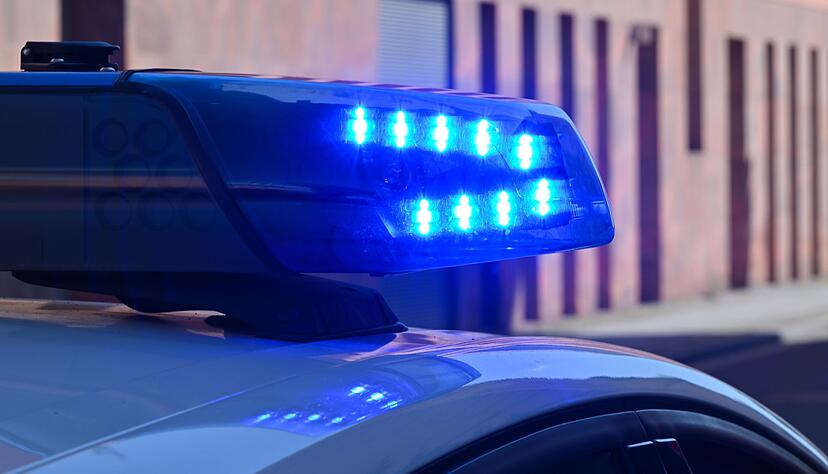 Ein s&auml;chsischer Polizist ist bei einem Einsatz in Lauchhammer im S&uuml;den Brandenburgs von einem Auto erfasst und get&ouml;tet worden. (Symbo&ouml;bild)