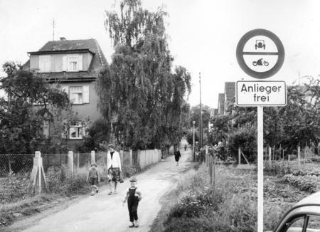 1962 - Streitpunkt Landwehrstra&szlig;e. Was bisher ein besserer Feldweg ist, soll nun zur Stra&szlig;e ausgebaut werden.