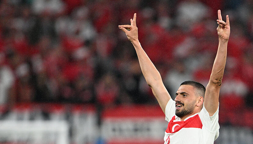 Merih Demiral von der Türkei jubelt nach seinem Tor gegen Österreich und zeigt mit beiden Händen den rechtsextremen Wolfsgruß.