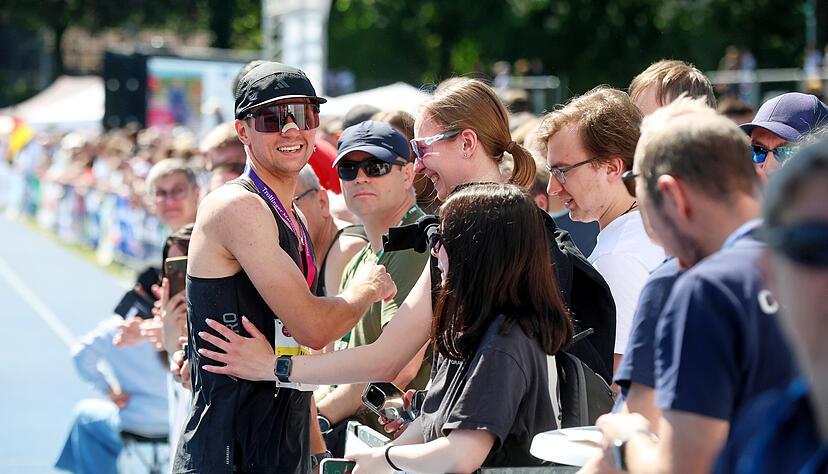 Vasilii Leminskii lässt sich als Sieger über die Distanz von 42,2 Kilometern beim Trollinger-Marathon in Heilbronn feiern.