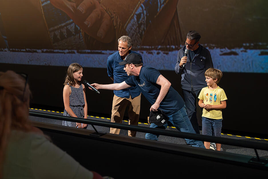 Michael Bully Herbig, Christian Tramitz und Rick Kavanian agieren bei der Vorstellung von "Das Kanu des Manitu" auch mit dem Publikum. Zwei Kinder d&uuml;rfen den Schauspielern ganz nah kommen.