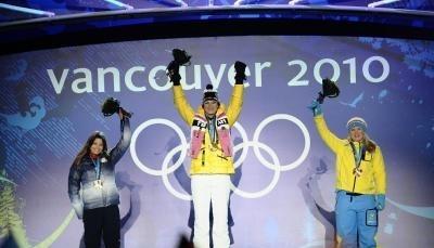 Maria Riesch (M) st&uuml;rmt das Podest. Neben ihr stehen Julia Mancuso (l) und Anja P&auml;rson.