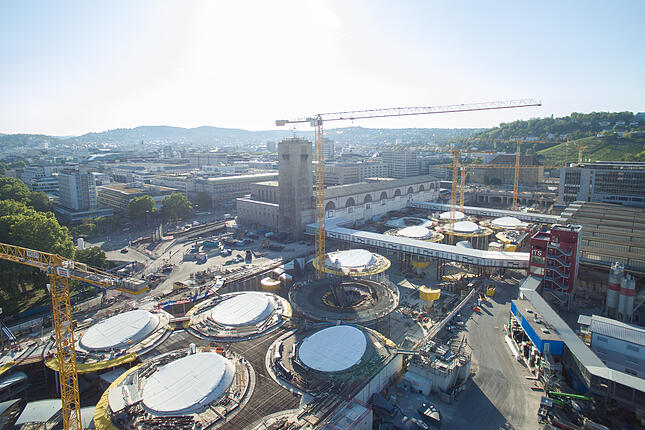 Die Baustelle des zukünftigen Tiefbahnhofs des Bahnprojektes Stuttgart 21. (Aufnahme mit Drohne). (zu dpa: «Mündlicher Verhandlungstermin zu Stuttgart 21») +++ dpa-Bildfunk +++ Die Baustelle des zukünftigen Tiefbahnhofs des Bahnprojektes Stuttgart 21. (Aufnahme mit Drohne). (zu dpa: «Mündlicher Verhandlungstermin zu Stuttgart 21») +++ dpa-Bildfunk +++