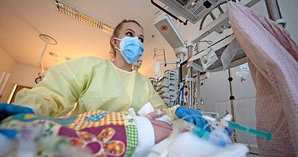 Das RS-Virus kann vor allem für Babys und Kleinkinder gefährlich werden und hat für volle Kinderkliniken im ganzen Land gesorgt. Hier ist eine Szene von der Kinder-Intensivstation des Olgahospitals am Klinikum Stuttgart zu sehen.
Foto: dpa