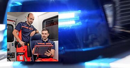Materialcheck vor dem Einsatz: Alexander Eisenmann (kleines Foto links) und Jörg Biringer gehen die Ausrüstung in dem ihnen zugewiesenen Rettungswagen durch.