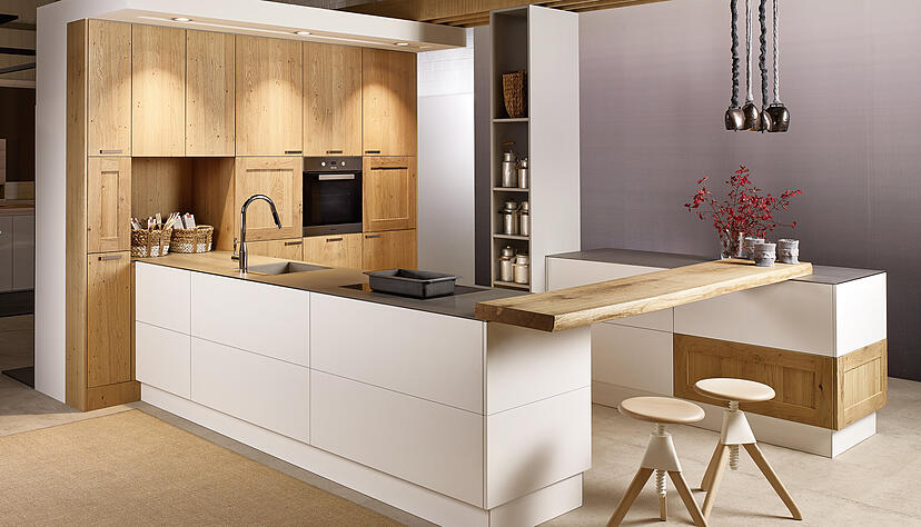 Mit Holzelementen lassen sich in weißen Küchen schöne und edle Kontraste setzen. Foto: D&S Küchenstudio Mit Holzelementen lassen sich in weißen Küchen schöne und edle Kontraste setzen. Foto: D&S Küchenstudio