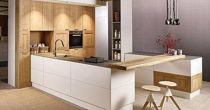 Mit Holzelementen lassen sich in weißen Küchen schöne und edle Kontraste setzen. Foto: D&S Küchenstudio Mit Holzelementen lassen sich in weißen Küchen schöne und edle Kontraste setzen. Foto: D&S Küchenstudio