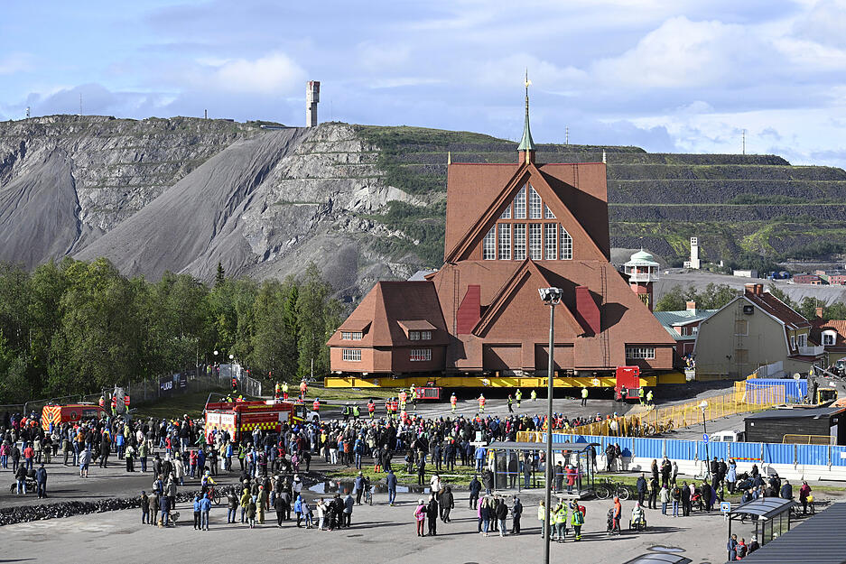 Auf einem speziell konstruierten Wagen mit 224 R&auml;dern wird die Kirche von Kiruna mit einer Geschwindigkeit von einem halben Kilometer pro Stunde bewegt.