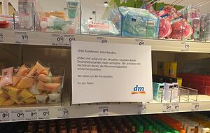 Im DM-Markt in Brackenheim informiert ein Schild die Kunden über das ausverkaufte Desinfektionsmittel Im DM-Markt in Brackenheim informiert ein Schild die Kunden über das ausverkaufte Desinfektionsmittel