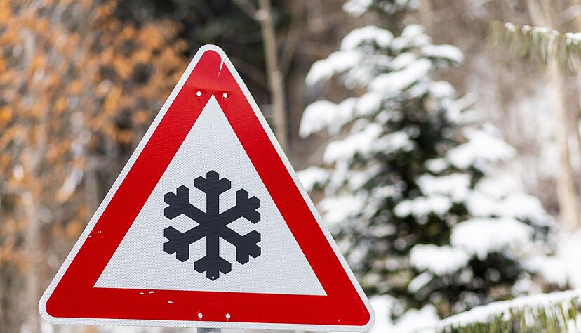 Ein Straßenschild 113 STVO ("Schnee- oder Eisglätte") steht neben der Schauinslandstraße.