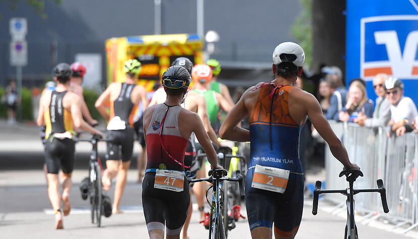 Auf der Radstrecke des VR Bank Triathlons kam es am Sonntag zu einem Zusammenstoß zwischen einem Auto und einem Radfahrer.