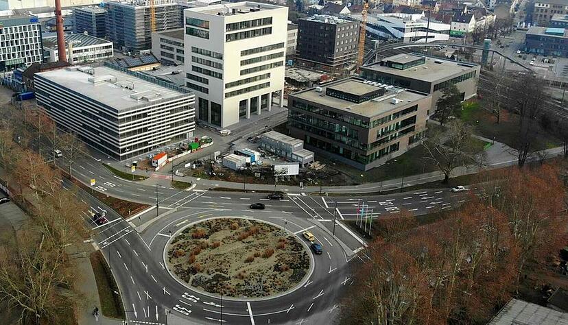 Das Campus-Parkhaus Mitte am Europakreisel (links) bietet 520 Stellpl&auml;tze.
