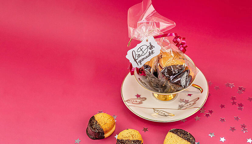 Im neuen "Süßer Zauber" gibt es Liköre, Aufstriche, Pralinen, Stollen, Küchlein, aber auch Plätzchen, wie zum Beispiel diese Erdbeertaler. Im neuen "Süßer Zauber" gibt es Liköre, Aufstriche, Pralinen, Stollen, Küchlein, aber auch Plätzchen, wie zum Beispiel diese Erdbeertaler.