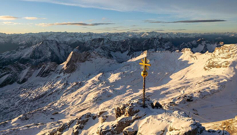 Zum Saisonstart auf der Zugspitze am 28. November soll das Kreuz wieder an seinem Platz auf dem Gipfel sein. (Archivbild) Zum Saisonstart auf der Zugspitze am 28. November soll das Kreuz wieder an seinem Platz auf dem Gipfel sein. (Archivbild)