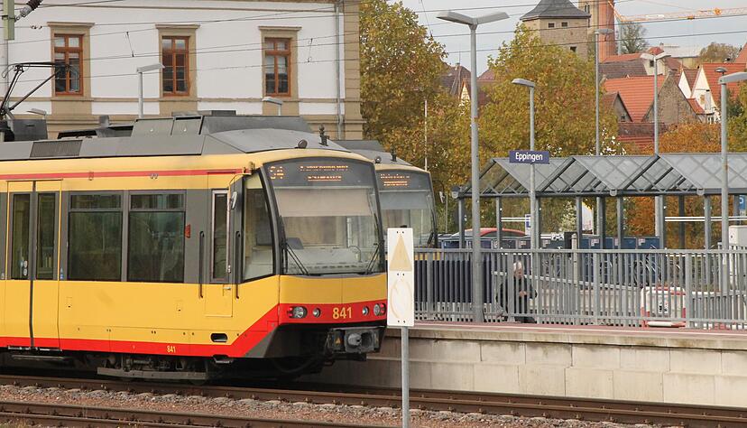 Noch halten am Eppinger Bahnhof die Eilz&uuml;ge der S?4. Ab Dezember 2022 sollen sie durch einen neuen Regionalexpress abgel&ouml;st werden.
Foto: Peter Boxheimer