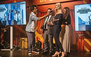 Deutscher Preis für Onlinekommunikation: Moderator Patrice Bouédibéla (links) überreicht die Trophäe an das Ziehl-Abegg-Team. Deutscher Preis für Onlinekommunikation: Moderator Patrice Bouédibéla (links) überreicht die Trophäe an das Ziehl-Abegg-Team.