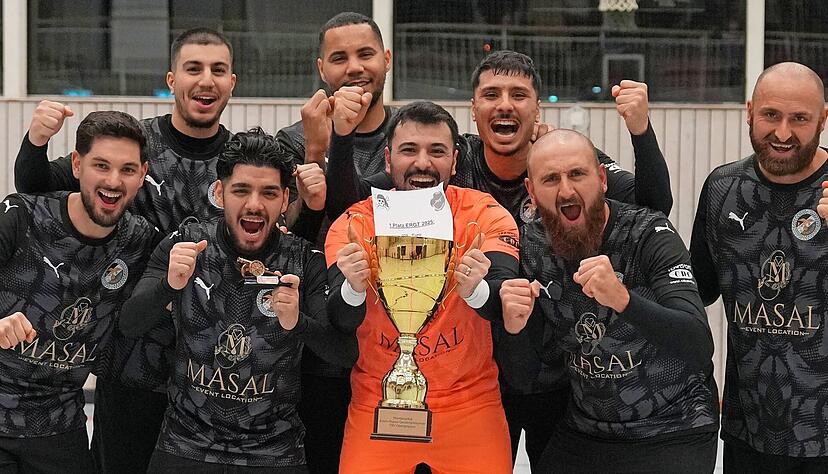 Der Mannheimer FC Ph&ouml;nix sichert sich beim Erwin-Ruess-Turnier den Sieg und stellt mit Schoheib Azad (Dritter von li.) auch den besten Torsch&uuml;tzen.