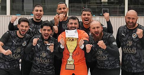 Der Mannheimer FC Phönix sichert sich beim Erwin-Ruess-Turnier den Sieg und stellt mit Schoheib Azad (Dritter von li.) auch den besten Torschützen. Der Mannheimer FC Phönix sichert sich beim Erwin-Ruess-Turnier den Sieg und stellt mit Schoheib Azad (Dritter von li.) auch den besten Torschützen.