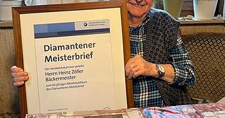 Heinz Z&ouml;ller freut sich &uuml;ber seine Ehrung zum 60-j&auml;hrigen Meisterjubil&auml;um.