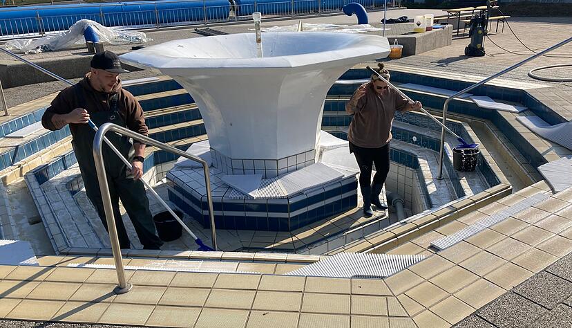 Am "Wasserpilz" wird geschrubbt.